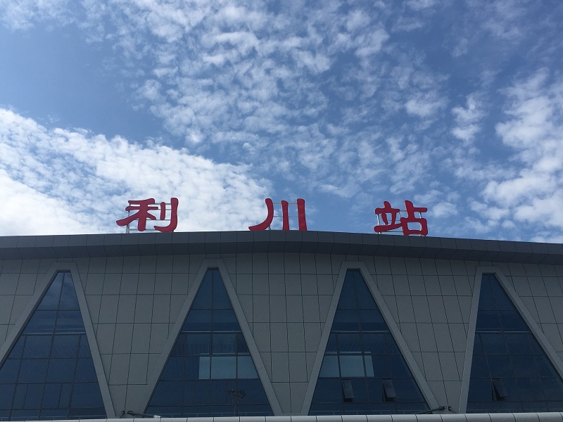 客運(yùn)車站進(jìn)、出站通道區(qū)有哪些靜態(tài)標(biāo)識(shí)？